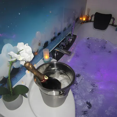 Balneo Coeur A Coeur Avec Piscine Bed and Breakfast